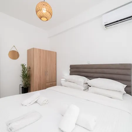 Kleoniki & Irida Residential Complexes Ofrínion