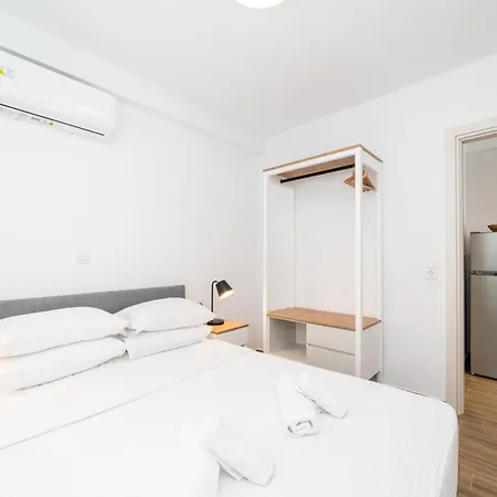 Kleoniki & Irida Residential Complexes Ofrínion